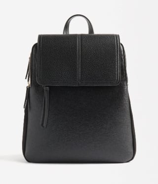 Mochila con cierre de solapa por 19.99€.