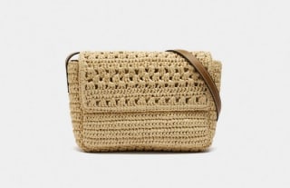 Bolso Bandolera efecto rafia por 9.99€.