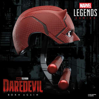 Marvel Legends Series, Daredevil: Born Again, máscara y bastón por $2,555 en Amazon