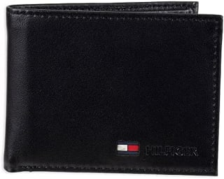 Tommy Hilfiger cartera para hombre por $420.11 en Amazon