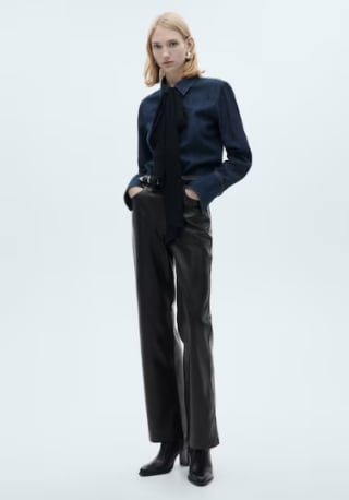 Dames broek met ledereffect voor €7,99 in de Mango outlet