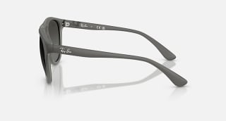 Les lunette de soleil Brad de chez Ray-Ban à 86€