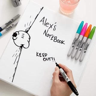 Sharpie Marcadores Permanentes punta fina, negro 4 piezas por $49 en Amazon