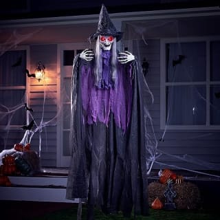 JOYIN Bruja animada de Halloween (182 cm) por $452.96 en Amazon