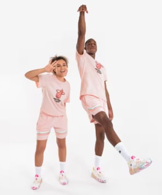 POLERA DE BÁSQUETBOL NBA MIAMI HEAT ADULTOS TS 900 AD ROSADO $8.000, en Decathlon