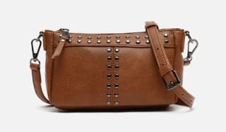 Bolso Bandolera pequeño con detalles metálicos por 11€.