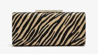 Parfois Clutch con efecto rafia con estampado animal por 17.99€.