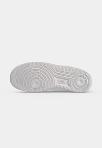 Nike Sportswear AIR FORCE STREET - Baskets basses pour 65,95€ chez Zalando