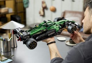 LEGO 42240 Technic Aston Martin Aramco AMR25 F1 voor €161,99 bij Bol