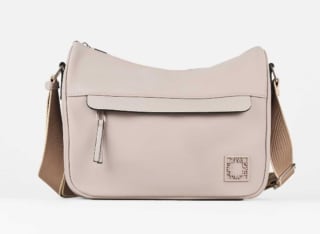 Bandolera de nylon engomado por 15.99€.