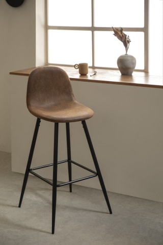 Taburete alto 65 cm en polipiel café vintage y patas negras Glamm por 29.99€