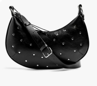 Parfois Bolso Bandolera media luna con tachuelas por 12.99€