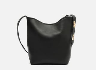 Bolso Bandolera con asa regulable por 12€.