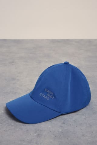 Gorra técnica con tejido ultraligero y cierre con broche por 5.99€