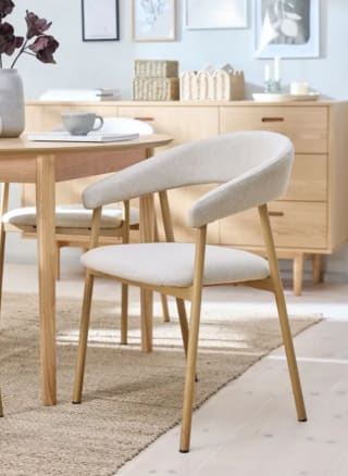 Silla de comedor EJSING tela beis/color roble natural por 45€