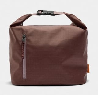 Neceser de nylon con textura por 5.99€.