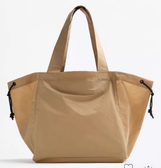 Bolso Maxi Tote Trench pir 8.99€.