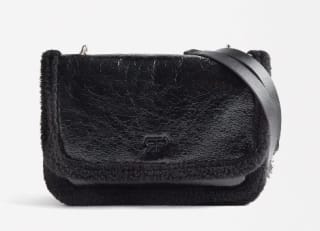 Bolso de hombro con cadena y efecto pelo por 7.99€.