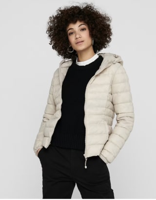 Plumífero Corto con Capucha Only por 19,99€