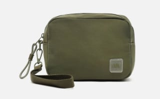 Neceser de viaje de nylon con asa de mano por 6€.