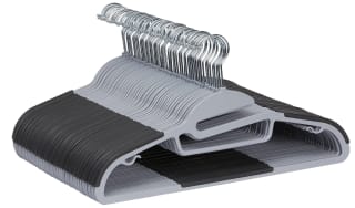 Lot de 50 cintres antidérapants Amazon Basics à 13,78€