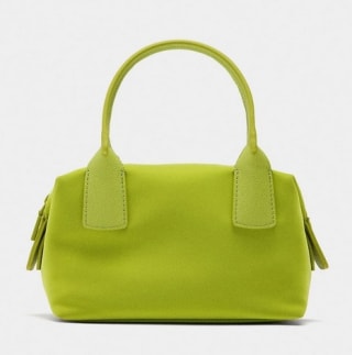 Bolso Tote textura suave con bandolera por 12.99€.