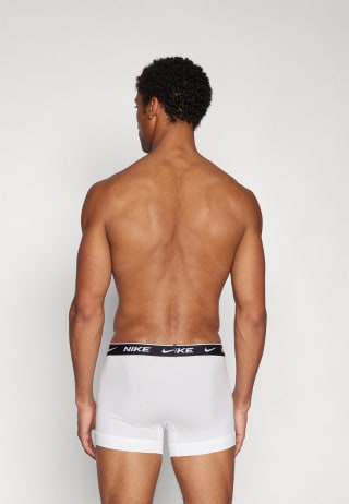 Pack 3 calzoncillos bóxer trunk Nike por 19,50€ en Privé by Zalando