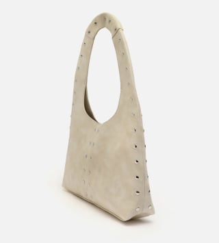 Bolso Hobo grande con detalles metálicos por 22€.