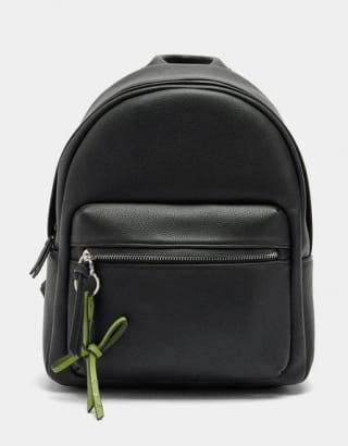 Parfois Mochila básica con colgante por 9.99€.