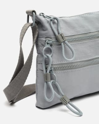 Bolso bandolera pequeño en nylon color gris claro por 12€