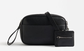 Bolso Bandolera con colgante por 12.99€.