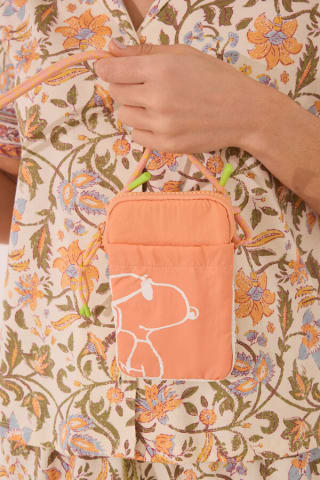 Women'secret Funda teléfono Snoopy nylon acolchado por 4.99€