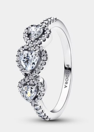 Pandora Anillo de plata trilogía corazones por 44€.