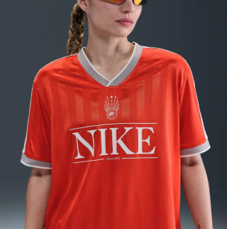 Nike Sportswear Camiseta con cuello en V por $26.990