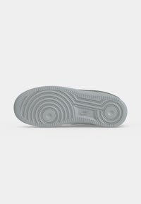 NIKE AIR FORCE 1 '07 LV8 por 59,95€ en Zalando
