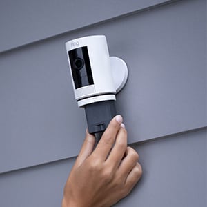 Ring Stick Up Cam (batterij) + Binnencamera (2e generatie) voor €34,99 bij Amazon