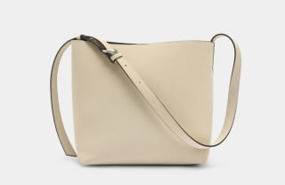 Bolso de hombro con textura suave por 9.99€.