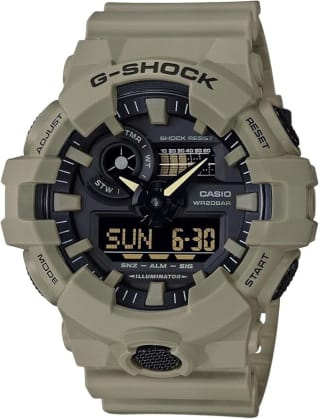 Reloj G-Shock GA-700UC-8ACR por $1,455 | Amazon