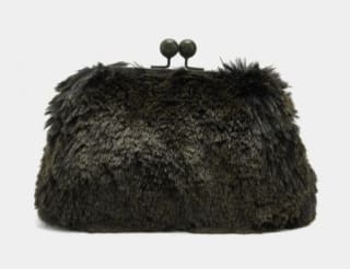 Parfois Bolso efecto pelo con asa de cadena por 9.99€.