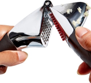 OXO Good Grips Knoflookpers met ingebouwde reiniger voor €15,89 bij Bol