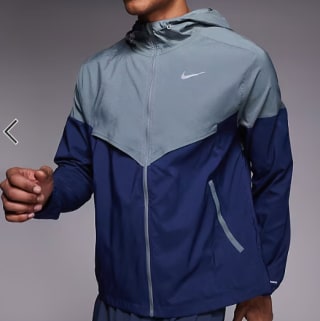 Nike Running Windrunner jack in marineblauw en grijs voor €35,69 bij ASOS