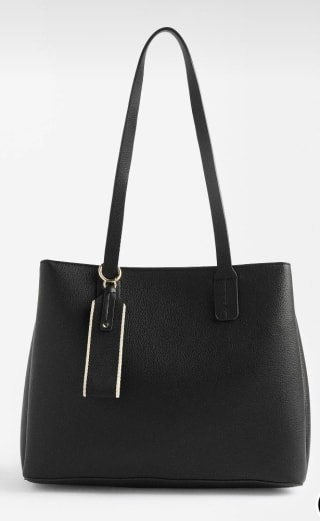 Bolso Tote con colgante por 12.99€.
