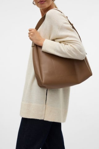 Bolso efecto piel por 15.99€.