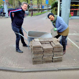 NK Tegelwippen met inruilen van je stoeptegels voor planten of plantenvouchers