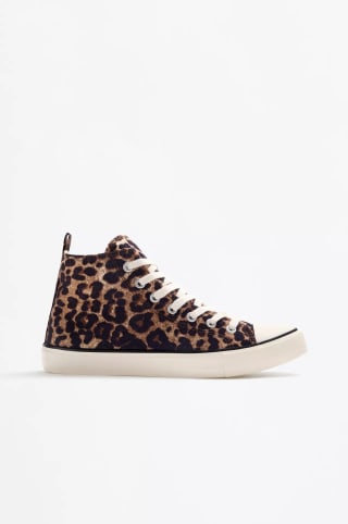 Zapatilla botín negro por solo 2.99€ en Lefties