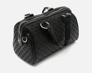 Bolso Tote pequeño con asa bandolera extraíble y estampado monograma por 15€.