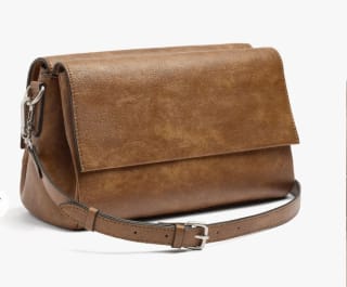 Parfois Bolso Bandolera solapa doble con efecto craquelado por 12.99€.