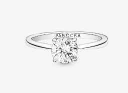 Anillo Solitario en Plata de Ley Brillante Rebaja $41.700 Solo en PandoraOficial.cl