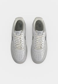Nike Sportswear AIR FORCE STREET - Baskets basses pour 65,95€ chez Zalando