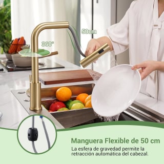 Grifo de cocina DAYONE Gold Waterfall por $478.98 en Amazon